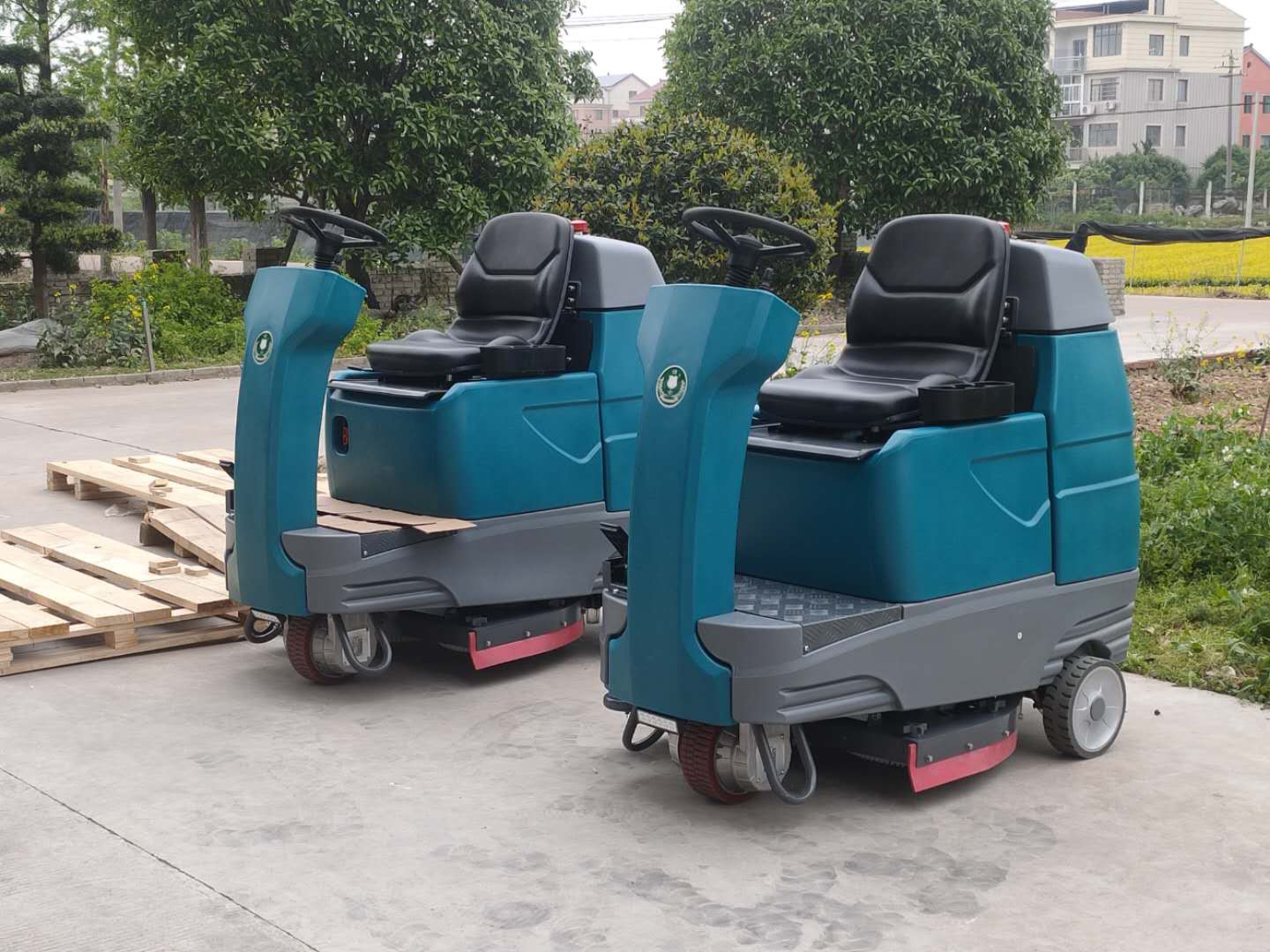 （洁士S70B大型电动双刷驾驶式洗地吸干机）（适用于工厂、超市、地下车库、医院、汽车站、火车站、高铁站、飞机场等）